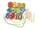 Scatola di legno con numeri colorati e bastoncini per contare
